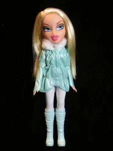 Bratz Fashion Show Bademode Cloe Puppe Redress Platinum Shimmer Mantel Stiefel Strumpfhose - Bild 1 von 14