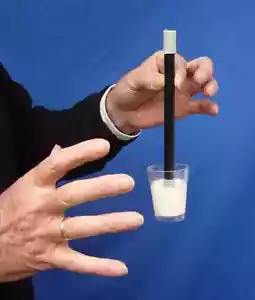 Das schwebende Milchglas - Verblüffender Zaubertrick - MagicTrick (231) - Bild 1 von 3