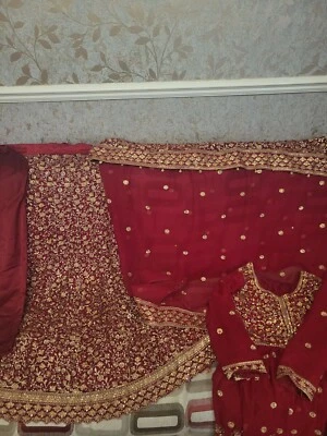 Novia paquistaní roja pesada Barat Lehnga, talla 38  Foto 1 de 4
