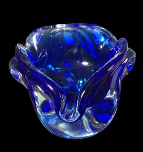 Jarrón bohemio de vidrio artístico azul cobalto Josef Hospodka Chribska Glassworks años 60’s - Imagen 1 de 9