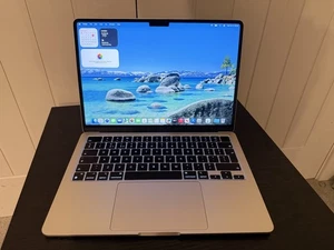 MacBook Air M3 (13-inch) 16GB Ram, 256GB, Starlight, Only Charged 8 Times! - Picture 1 of 8