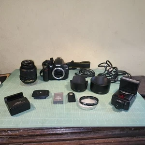 Nikon D5000 12.3MP Digital SLR Camera with 18-55mm VR Lens phoenix flash and bag - Picture 1 of 24