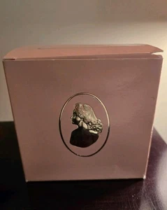 Caja de encaje rosa polvo talco polvo cuerpo baño hombros blancos vintage NOS 8 OZ - Imagen 1 de 5