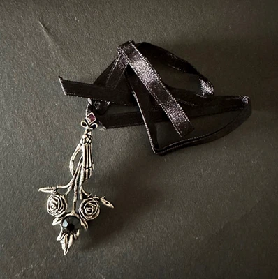 Pendente BOUQUET NOIR In Peltro ALCHEMY GOTHIC - Immagine 1 di 3