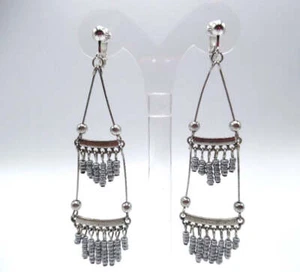 Clip on 3 3/4" long silver wire gray seed bead dangle earrings - Bild 1 von 4
