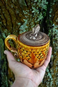 Handgefertigte Keramiktasse, Wabenkaffeetasse mit Deckel, Bienendeko, beste Freundin Geschenk - Bild 1 von 16