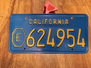 Coche de policía, camión de bomberos, autobús, E 624954 exento de matrícula azul de California de los años 70 - Imagen 1 de 3