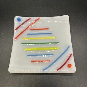 Bandeja de tocador/joyería de vidrio fundido de 3,5 pulgadas cuadrada blanca líneas multicolores - Imagen 1 de 6