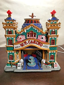 W.T. Casa de pueblo de Navidad de porcelana de casino, colección Carole Towne iluminada - Imagen 1 de 17