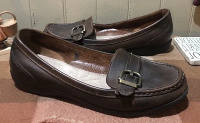 Mocasines sin cordones Thom McAn para mujer 8,5 W marrón oscuro de cuero suave con hebilla y cuña plana Foto 1 de 4