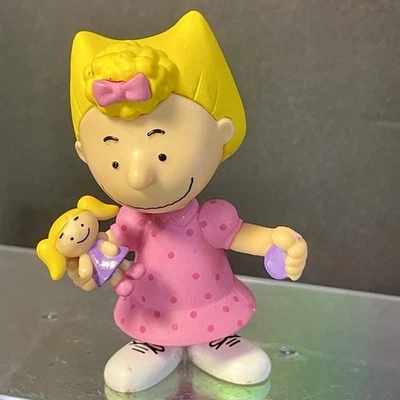 Figura de acción de PVC de 3 pulgadas Just Play Peanuts Sally con muñeca adorno de pastel Foto 1 de 4