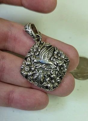 Colgante potenciador floral colibrí Ladybug de plata esterlina JAI por John Hardy Foto 1 de 3