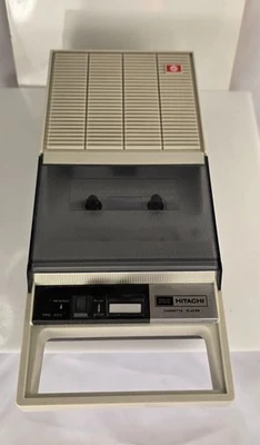 Reproductor de casete portátil Hatachi 1972 vintage de estado sólido con mango extraíble Foto 1 de 4