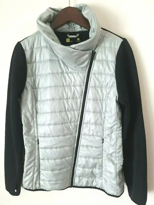 Chaqueta con cremallera inclinada Xersion para mujer talla M negra y plateada acolchada frontal con bolsillos Foto 1 de 4