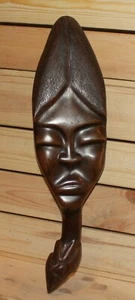 Statuina femminile africana vintage da appendere al muro in legno intagliato a mano - Foto 1 di 8