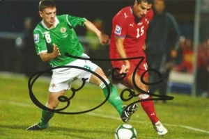 NORTHERN IRELAND, FULHAM & DERBY: CHRIS BAIRD SIGNED 6x4 ACTION PHOTO+COA - Picture 1 of 1