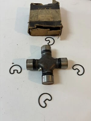 Camión Chevy GMC articulación universal delantera de tres y cuatro velocidades 1955-1967 1 3/16 NOS Foto 1 de 3