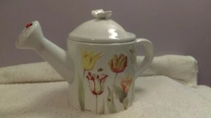 Tetera Nature's Sketchbook tulipanes y abejas con tapa de mariposa en forma de lata de agua - Imagen 1 de 8