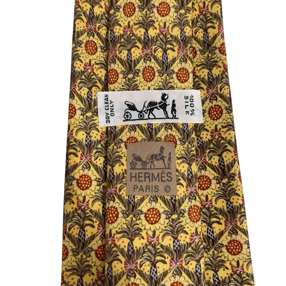 Gravata masculina Hermes palmas das mãos e girassóis seda amarela/marrom 7672 TA 3,5" (W) x 57" (L) - Imagem 1 de 4