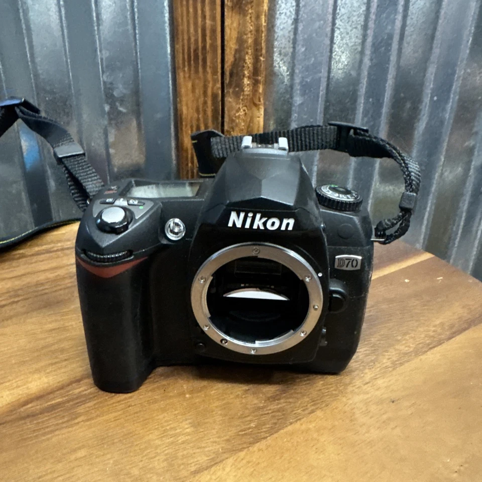 Câmera Digital Portátil Nikon D70 - Para Peças Sem Bateria - Imagem 1 de 4