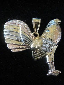 GALLO 14K 2COLORES ORO LAMINADO ZIRCONIAS/2 COLORES GALLO 14K GALLO CHAPADO EN ORO Y PIEDRAS - Imagen 1 de 3
