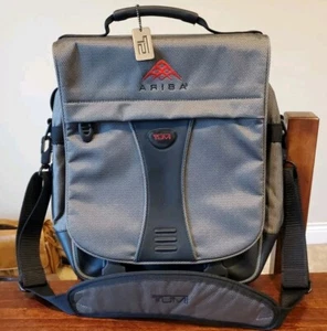 Bolso Bandolera Mensajero TUMI Ariba Gris y Negro Nylon Expandible para Laptop - Imagen 1 de 13