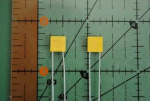 Condensador de cerámica moldeada radial kemet .027uF 100v CKR06BX273KM MIL ALTO REL x 10 - Imagen 1 de 1