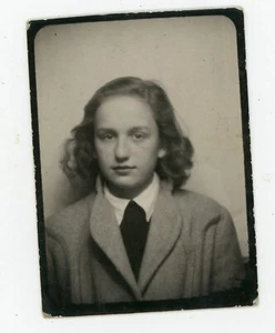 PHOTO PHOTOBOOTH PHOTOMATON, une fille pose cheveux longs manteau - Picture 1 of 1