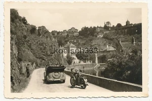 Foto PKW und Krad der Wehrmacht vor einer Ortschaft im Westen Belgien Frankreich - Bild 1 von 1