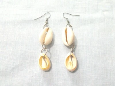 PAR DE PENDIENTES DE NIÑA SURFISTA DOBLE COLGANTE DE 2 NIVELES CONCHA DE COWRIE EN RODAJAS Foto 1 de 3