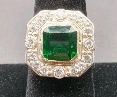 Anillo de cóctel de plata de ley con piedra verde y circonita Foto 1 de 4