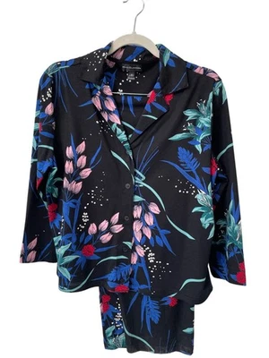 Conjunto de Pijama Miss Elaine Estampado Floral Talla Mediana Botón Frontal Negro Multi Salón Foto 1 de 4