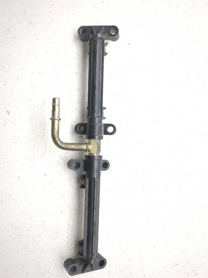 04 05 Carril inyector de combustible de gas Suzuki GSXR 600 750 Foto 1 de 4