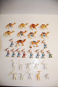 Konvolut 30 alte Merten Kunststoff Figuren Beduinen Reiter Kamele zu 4cm - Bild 1 von 4