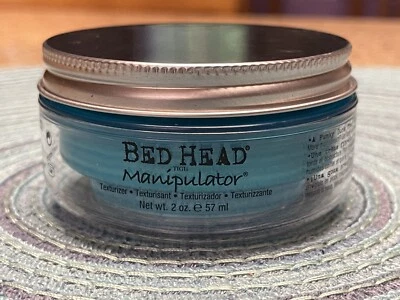 Cabezal de cama TIGI TIGI Cabezal de cama Manipulador Textura Pasta 2,0 OZ Foto 1 de 2