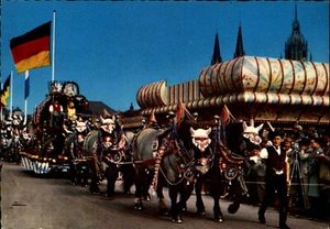 aprox. ~ 1960 MÚNICH Munich Oktoberfest entrada de Wiesn anfitriones con caballos carro - Imagen 1 de 2