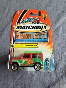 Matchbox Land Rover 90 2004 rojo y verde 58/75 gran tarjeta Hero-City - Imagen 1 de 4