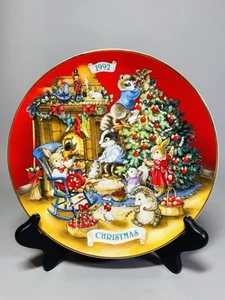 AVON 1992 Christmas Plate "Sharing Christmas with Friends" Decorative Plate - Picture 1 of 6