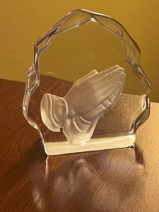Vintage Viking Glass Praying Hands Paperweight - 1970s 3D Crystal Art, Religious - Picture 1 of 8