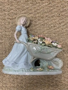 Figurina carro fiori che spinge ragazza di campagna in fine porcellana Cosmos 1999. V140 - Foto 1 di 13