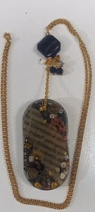 collana con ciondolo in resina nero con inclusione di testo francese e altro - Foto 1 di 1