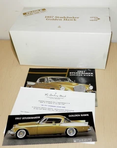 DANBURY COMO NUEVO 1957 STUDEBAKER HALCÓN DORADO PIEZA DE GEMA ESCALA 1:24 PAPELES COMPLETOS RAROS - Imagen 1 de 6