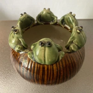 Maceta de cerámica estilo mayólica esmaltada vintage 6 ranas en borde de almohadilla de lirio marrón - Imagen 1 de 8