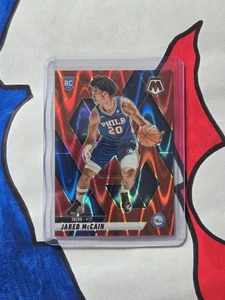 Jared McCain RC - Red Seismic /299 - 2024-25 Panini Mosaic NBA - 76ers Rookie - Foto 1 di 2