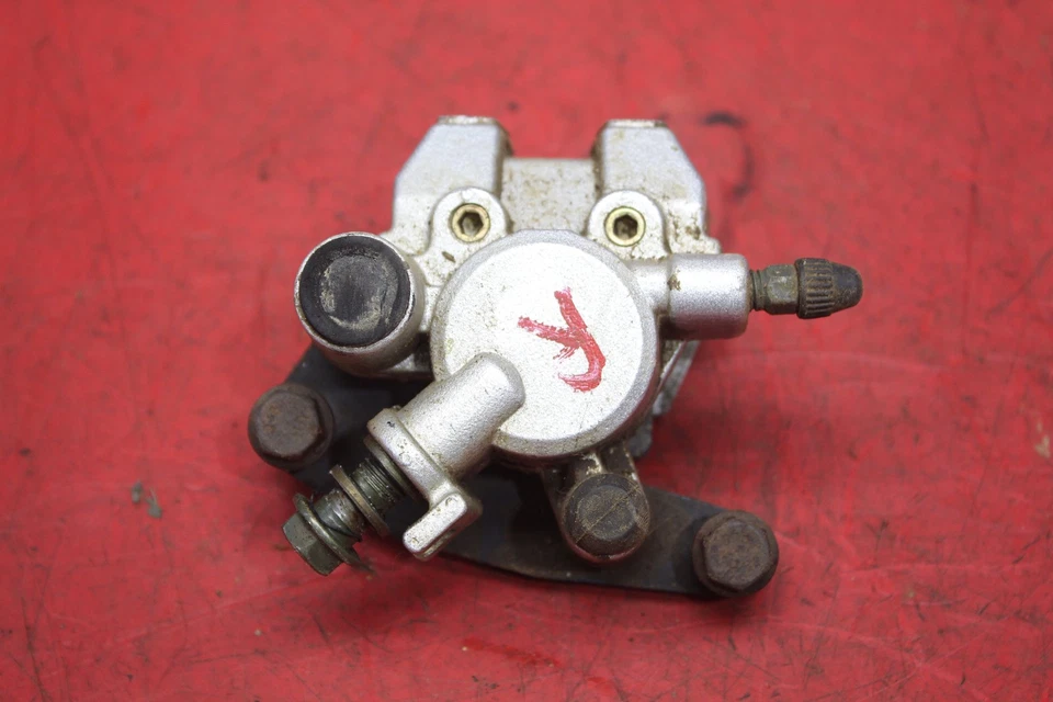 2006 YAMAHA BRUIN 350 ПРАВЫЙ ПЕРЕДНИЙ ТОРМОЗ СУППОРТ 3GD-2580U-01-00 - Изображение 1 из 4