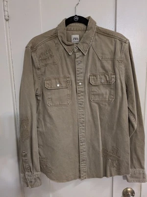 Chaqueta vaquera mediana caqui de Zara para hombre Foto 1 de 4