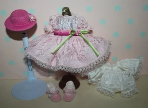 Abito rosa 8" Madame Alexander con pizzo e luccichio e cappello (NO BAMBOLA) - Foto 1 di 7