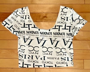 Top corto Forever 21 Los Angeles Paris NYC CC estampado de logotipo blanco/negro talla S - Imagen 1 de 2