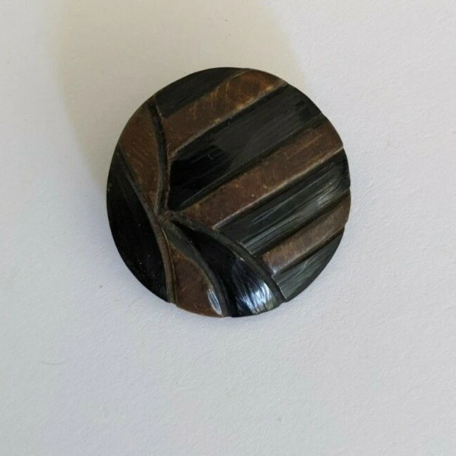 Nouveau Horn Shank button 1 inch 25mm      - Image 1 of 1