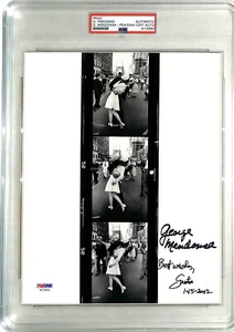 Foto firmada por George Mendonsa & Greta Friedman "VJ Day Kiss" 8x10 PSA/DNA en losa - Imagen 1 de 3